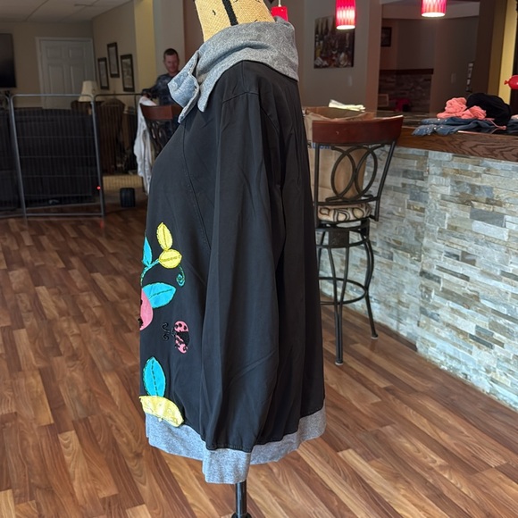 Fold over neckline with butterfly designs with sequins - Picture 3 of 8